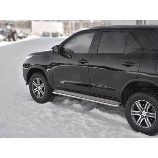 Пороги площадкой из нержавеющей стали d42 мм с нержавеющим листом Toyota Fortuner (Тойота Фортунер) с 2020 года выпуска