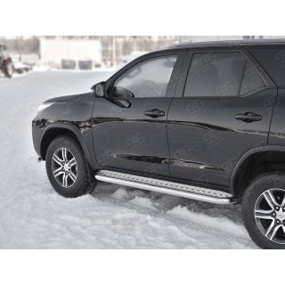 Пороги площадкой из нержавеющей стали d63 мм с алюминиевым листом Toyota Fortuner (Тойота Фортунер) с 2020 года выпуска