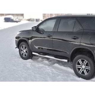 Пороги труба из нержавеющей стали d76 мм с пластиковой накладкой Toyota Fortuner (Тойота Фортунер) с 2020 года выпуска