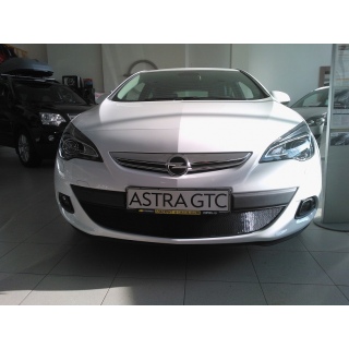 Решетка радиатора черная (низ) Opel Astra J GTC (Опель Астра GTC) с 2011 года выпуска 