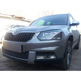 Защитная сетка на решетку радиатора черная (центральная) SKODA Yeti Outdoor 2014 (Шкода Йети) с 2014 года выпуска